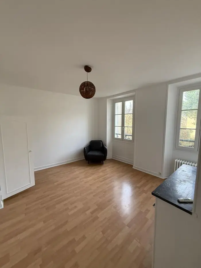 Pièce de vie fraîchement repeinte, murs et plafond blancs