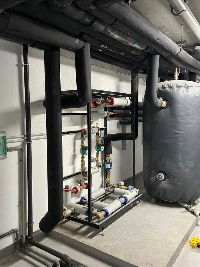 Ballon d'eau chaude sanitaire isolé et module de distribution avec circulateurs et vannes
