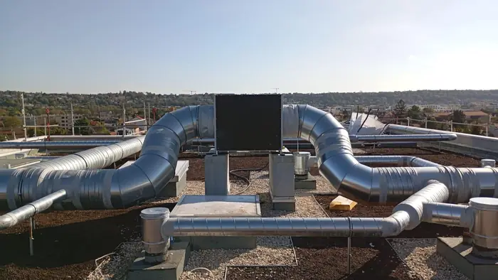 Caisson et gaines de ventilation sur le toit d'un immeuble
