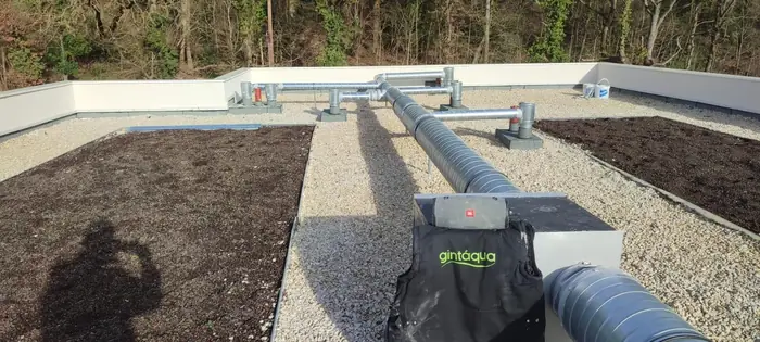 Réseau de gaines de VMC installé par gintáqua sur une toiture-terrasse