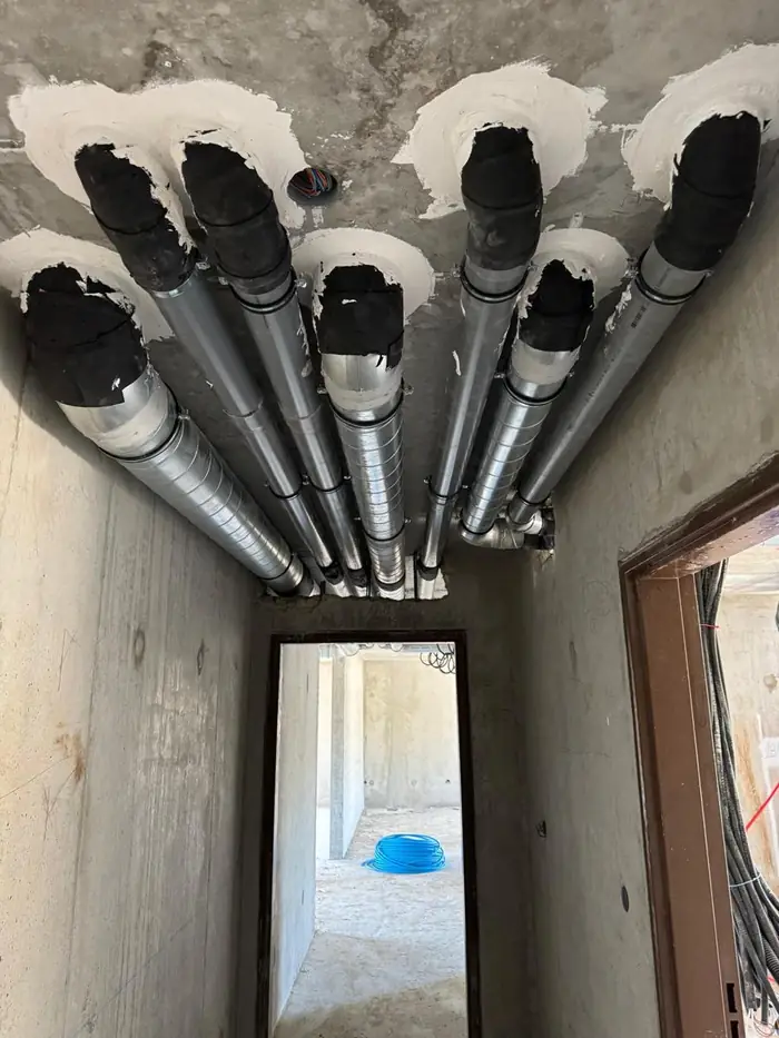 Traversées de dalle calfeutrées et isolées pour les réseaux d'évacuation et de ventilation