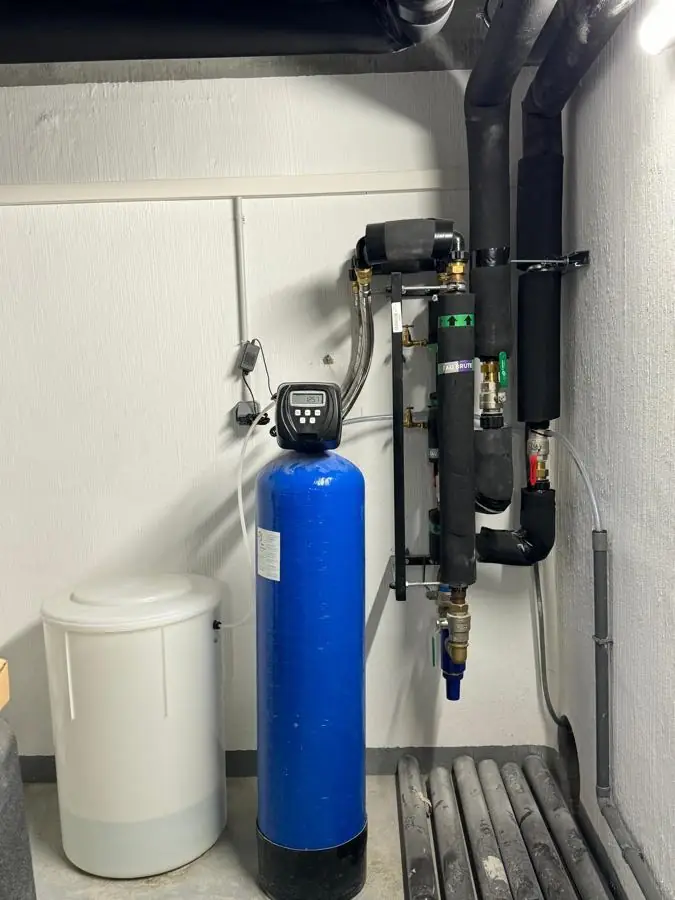 Adoucisseur d'eau et nourrice de distribution isolée en local technique
