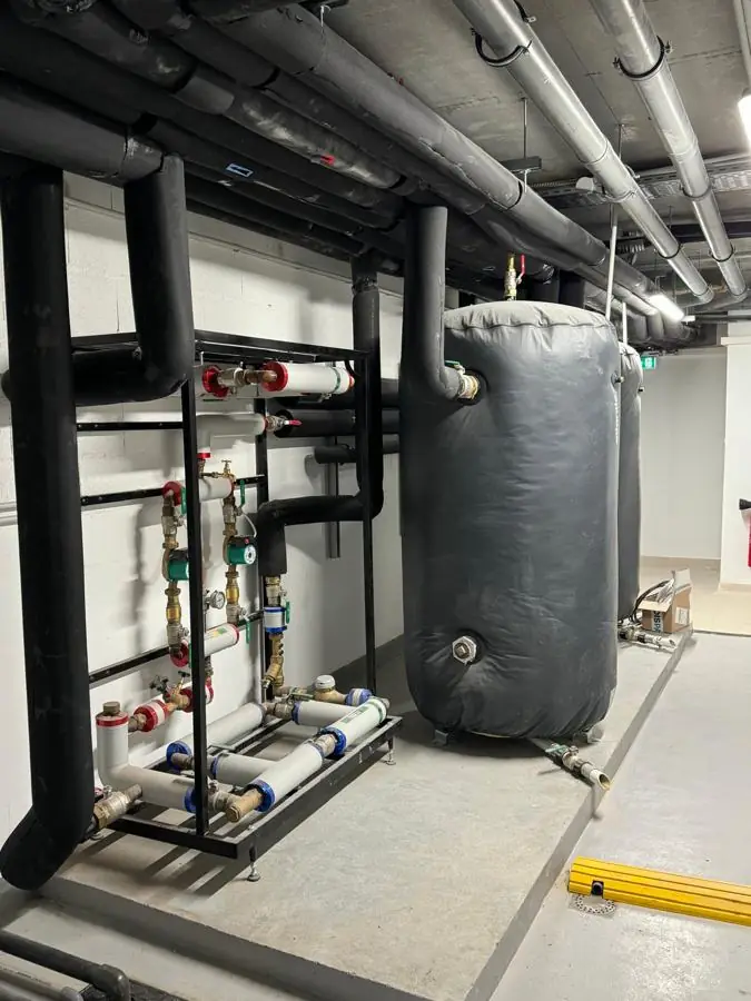 Ballons d'eau chaude sanitaire isolés et module de distribution avec circulateurs en chaufferie