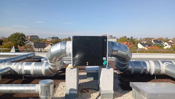 Caisson de ventilation Atlantic posé sur plots béton, raccordé aux gaines par manchettes souples