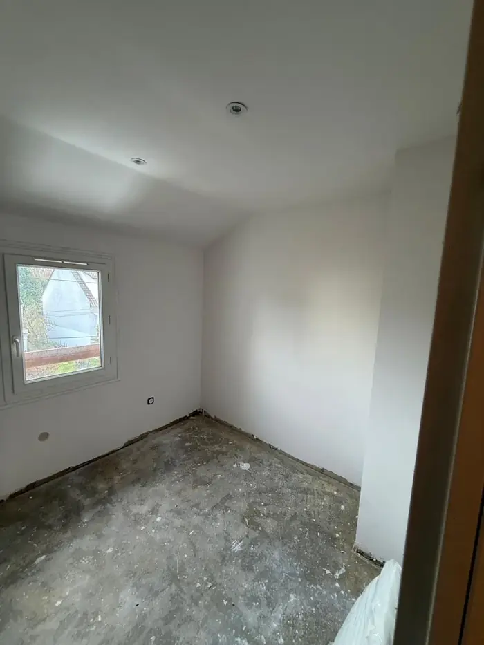 Chambre avant travaux : sol brut décapé, murs repris