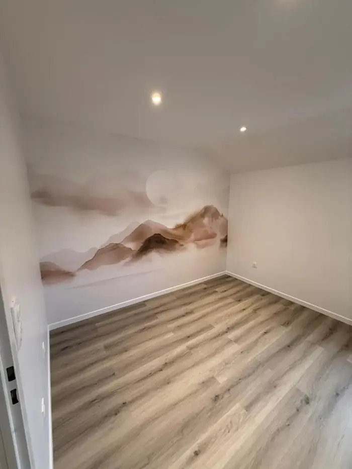 Chambre avec papier peint panoramique de montagnes à l'aquarelle et sol stratifié