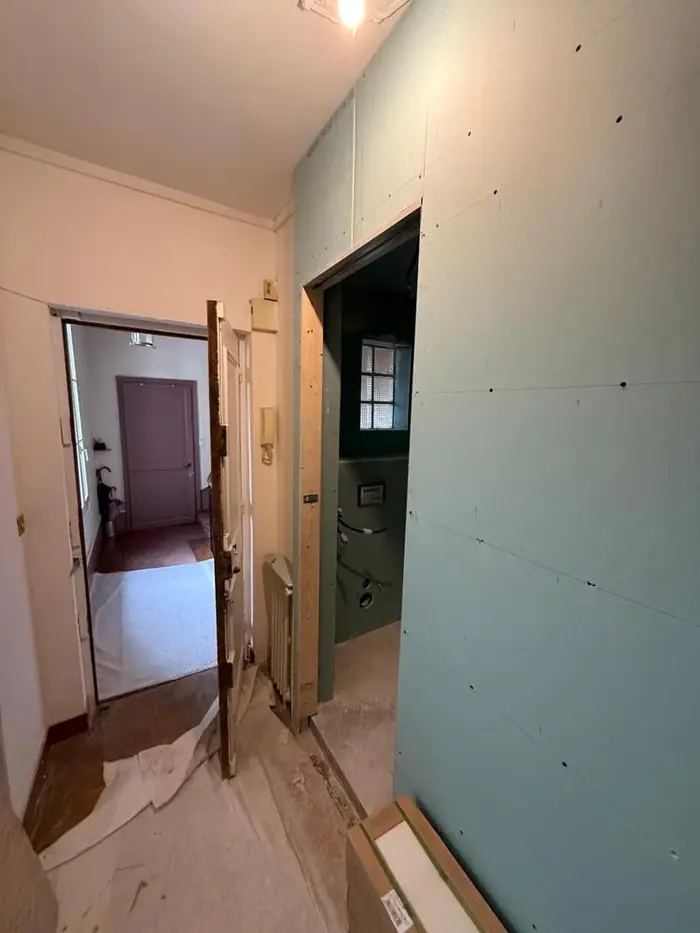 Couloir avec cloisons en plaques hydrofuges et WC en cours d'aménagement