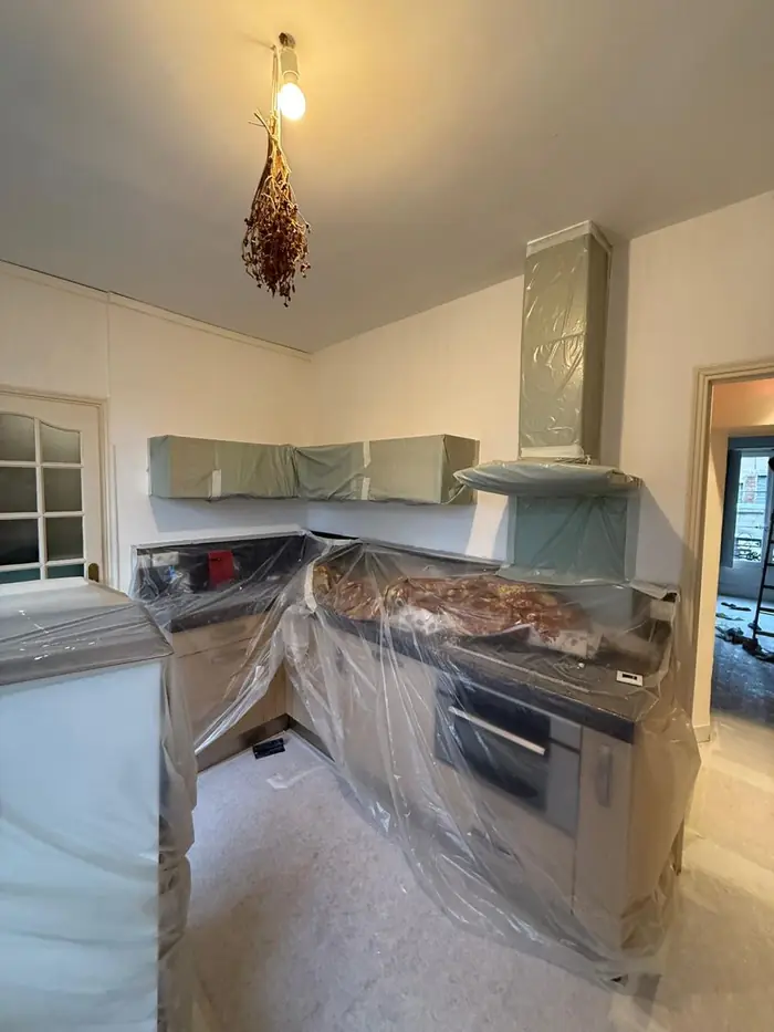 Cuisine protégée sous bâches pendant les travaux