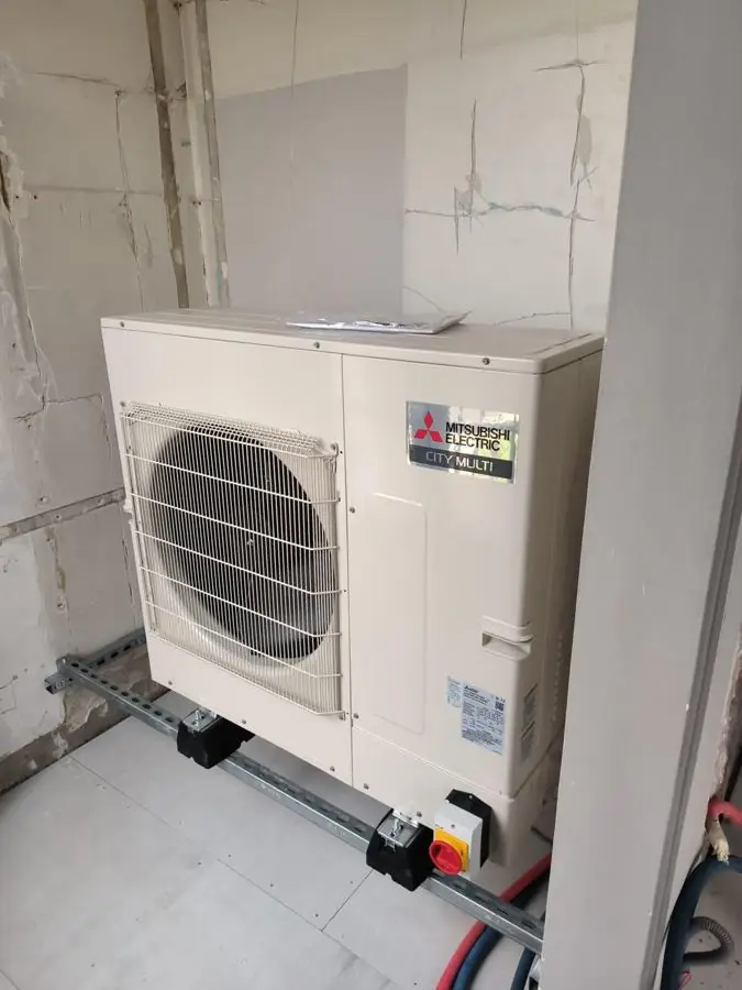 Groupe extérieur Mitsubishi Electric City Multi posé sur rails et plots antivibratiles