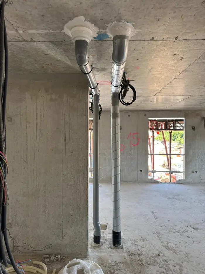 Nouvelle colonne d'évacuation PVC et gaine de ventilation, du plafond au plancher
