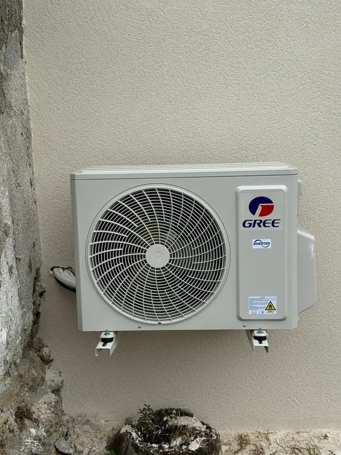 Unité extérieure de climatisation réversible Gree Inverter posée sur supports muraux antivibratiles